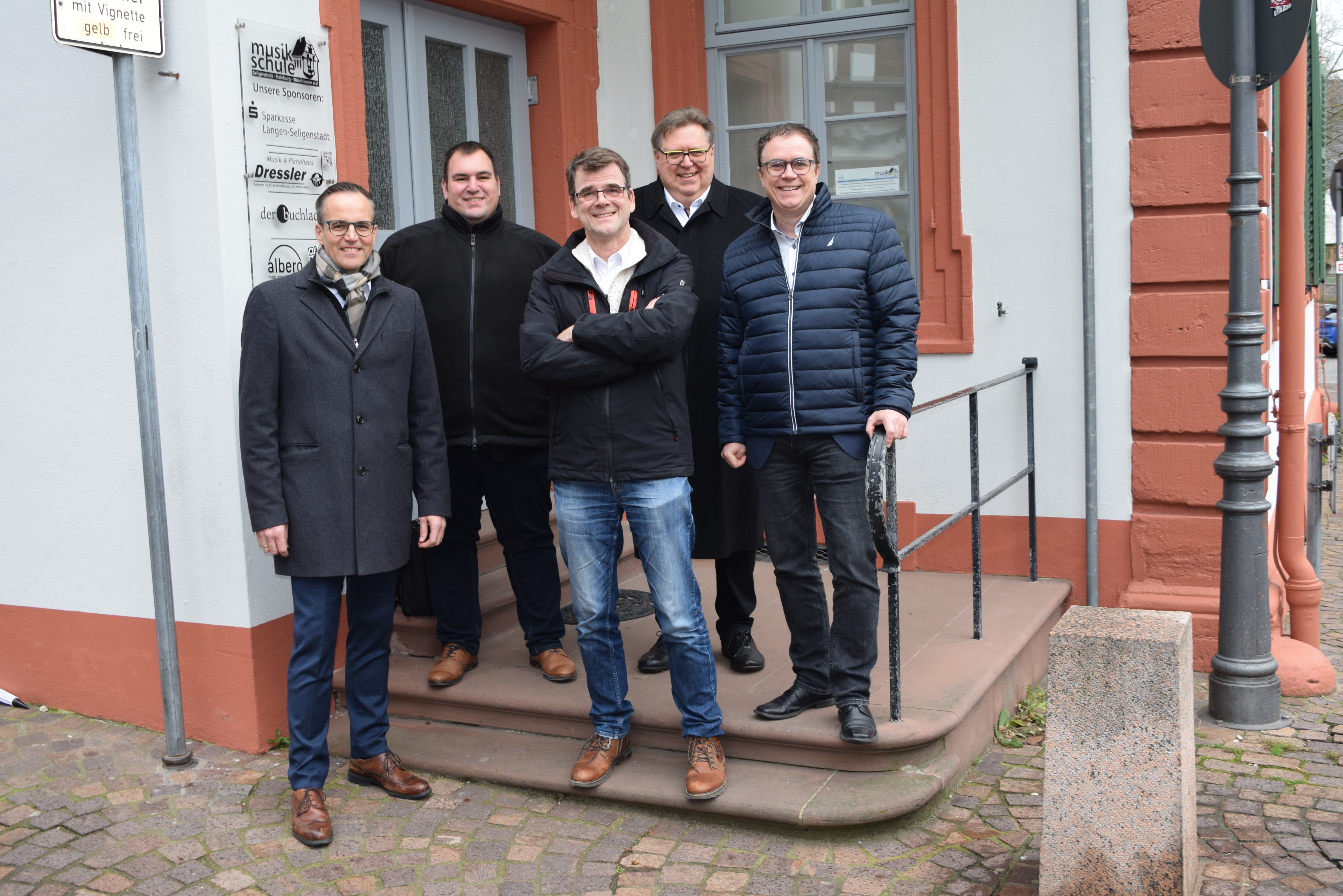 Ostkreisbürgermeister und Musikschulleitung bzw. Vorstand am Eingang der Musikschule